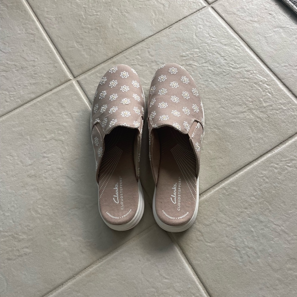 Clarks Women's Floral Brown Mules